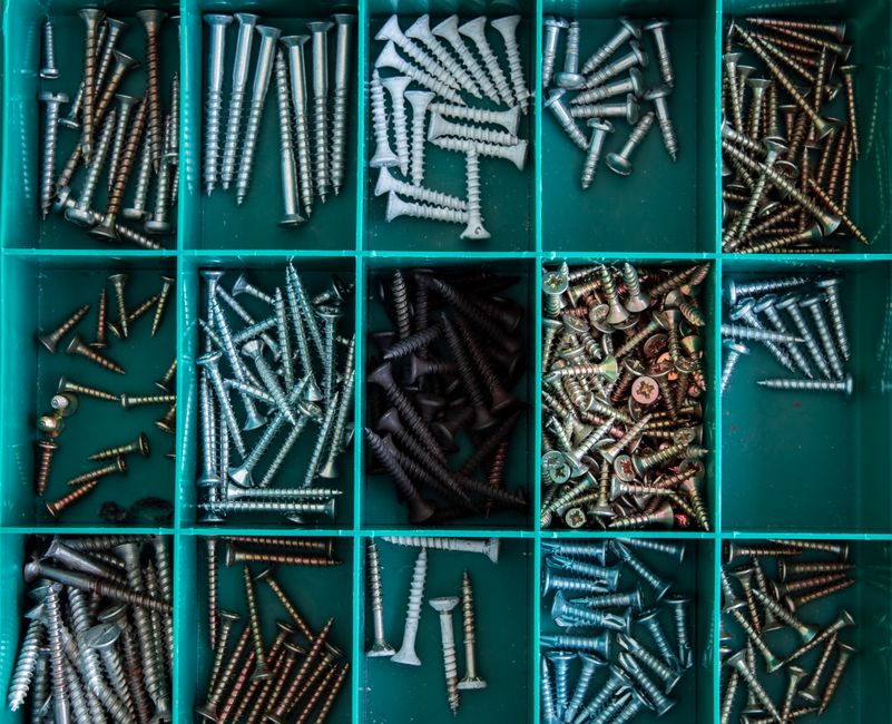 Flat Head vs Round Head Wood Screws: When to Use Each